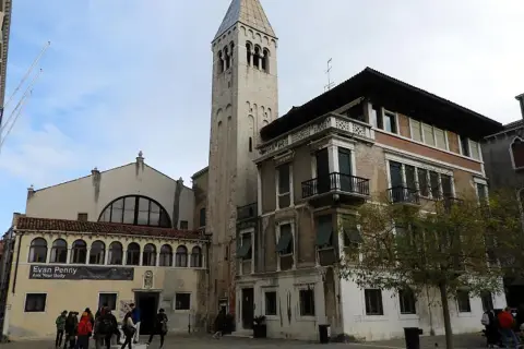 Campanile e palazzi a San Samuele, Venezia. Persone passeggiano nella piazza.