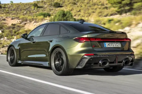 Nowy Audi RS5 2026 w kolorze oliwkowym pędzi po krętej drodze, prezentując sportowy design i moc.
