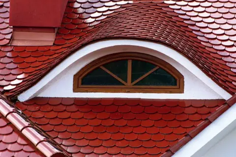 Czy deskować dach pod dachówkę ceramiczną? Oto wszystko, co musisz wiedzieć!