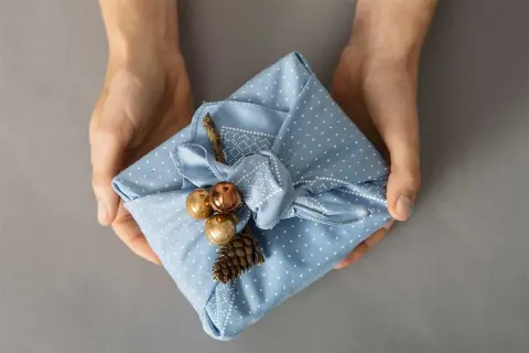 Kreatywne pakowanie książki na prezent: Furoshiki, Eko i DIY
