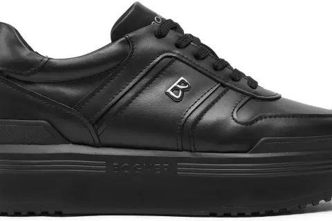 Eleganckie czarne buty na platformie z logo "B" i napisem "BOGNER". To marka znana z luksusowej odzieży sportowej i akcesoriów.