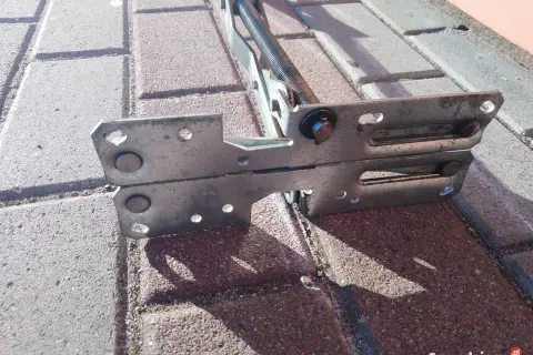 Mechanizm podnoszenia stołu: Gazowy, nożycowy, korbkowy który wybrać?