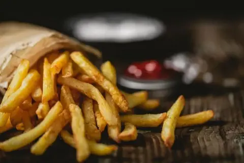Chrupiące frytki: ile i jak smażyć w oleju? Metoda mistrzów!