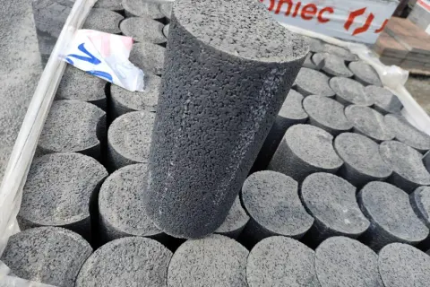 Stojące obok siebie, okrągłe elementy palisady betonowej tworzą imponujący stos.
