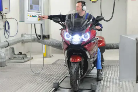 Mechanik na hamowni sprawdza motocykl. Dowiedz się, ile kosztuje przegląd motocykla i jakie badania są wykonywane.