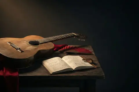 Guitarra, libro abierto con partituras y abanico rojo, evocando rumbas navideñas y noches de fiesta.