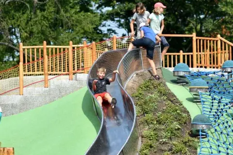 Plac zabaw Park Ujazdowski: Godziny, dostępność i atrakcje 2025