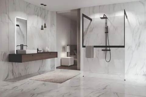 Salle de bain moderne avec murs et sol en marbre. Une douche à l'italienne avec paroi en verre et robinetterie noire. Faut il carreler toute la salle de bain?