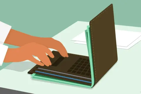 Ręce piszą na laptopie, który wygląda jak portfel z pieniędzmi. Tworzenie najlepiej zarabiających blogów wymaga pracy i strategii.