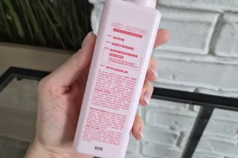 Różowy spray do włosów SALT WAVE dodaje objętości i tekstury, zapewniając naturalny efekt.