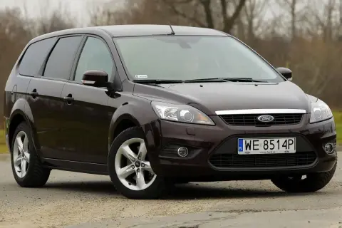 Ciemnobrązowy Ford Focus 1.8 TDCI kombi stoi na drodze.