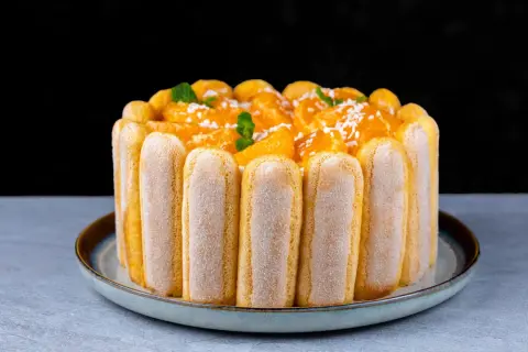Torta Charlotte con savoiardi e arance, un classico della pasticceria. La ricetta originale per un dolce fresco e goloso.