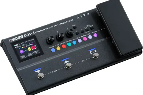 Czarny procesor gitarowy BOSS GX-1 z kolorowymi przyciskami i ekranem LCD. To zaawansowane narzędzie dla gitarzystów, które oferuje szeroki wachlarz efektów i symulacji wzmacniaczy, podobnie jak quad cortex.