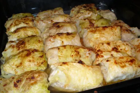 Gołąbki pieczone w piekarniku, złociste i apetyczne. Idealny czas, by sprawdzić, ile pieczemy gołąbki w piekarniku, by były perfekcyjne.