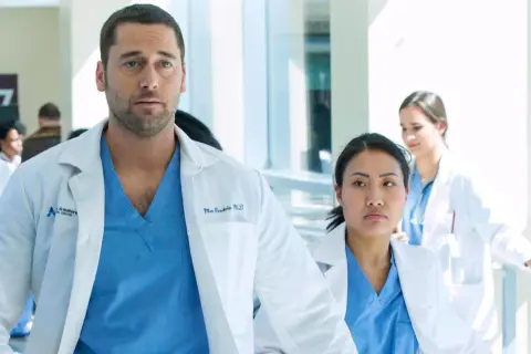 Max Goodwin und sein Team eilen durch die Gänge im Krankenhaus. Staffel 5 von New Amsterdam verspricht Spannung.