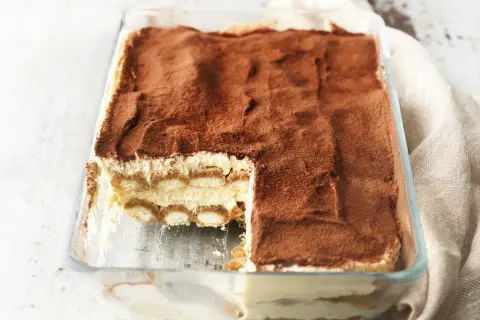 Nie daj się zwieść trudnym przepisom - tiramisu w dużej blaszce łatwo!