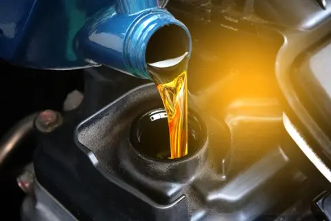 Hälls ny olja i bilen. Frågan är hur ofta ska man byta olja i bilen för att motorn ska må bra.
