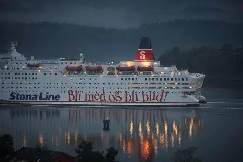 Prom Stena Line "Bli med og bli blid!" płynie po wodzie. Podróż z Polski do Szwecji trwa wiele godzin.