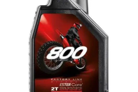 Motul 800 - najlepszy olej syntetyczny do motocykli 2-suwowych