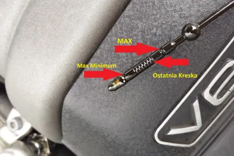Prawidłowy poziom oleju na bagnecie Seat Altea. Olej znajduje się między oznaczeniami "Max Minimum" a "Ostatnia Kreska", co wskazuje na optymalny stan.