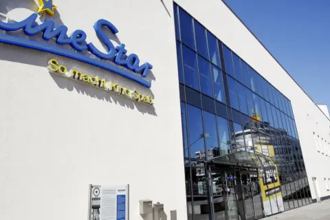 Das Cineplex Remscheid mit seinem Schriftzug "So macht Kino Spaß" und einer modernen Glasfassade.