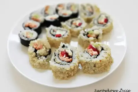 Talerz pełen roladek california sushi, niektóre w chrupiącej panierce z sezamu, kuszą świeżymi składnikami.