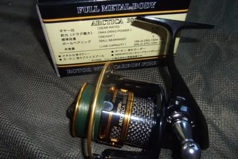 Jaki kołowrotek na spinning? Ryobi Arctica 3000 z pełnym metalowym korpusem i grafitowym rotorem, idealny do spinningu.