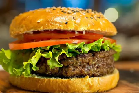 Skąd pochodzą hamburgery? Zaskakująca historia ich ewolucji