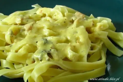Tagliatelle z kremowym, bogatym sosem serowym, idealnym do makaronu.