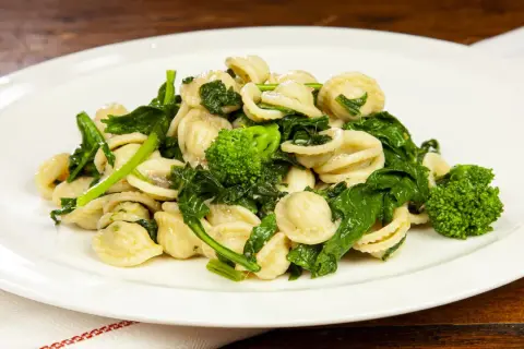 Orecchiette con cime di rapa, un classico piatto italiano. La ricetta orecchiette condimento è semplice e gustosa, perfetta per un pranzo veloce.