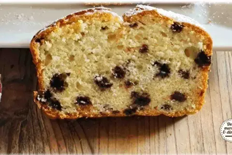 Fetta di torta soffice con gocce di cioccolato, un dolce con albumi perfetto per la colazione o la merenda.