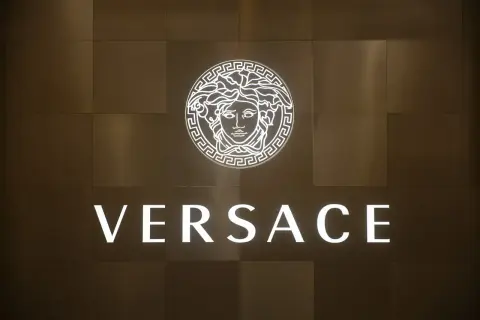 Logo Versace z Meduzą i napisem. Jak rozpoznać oryginał? Zwróć uwagę na detale.