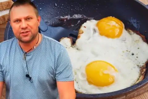 Mężczyzna opowiada o jajko sadzone przepis, obok smażą się dwa jajka na patelni.