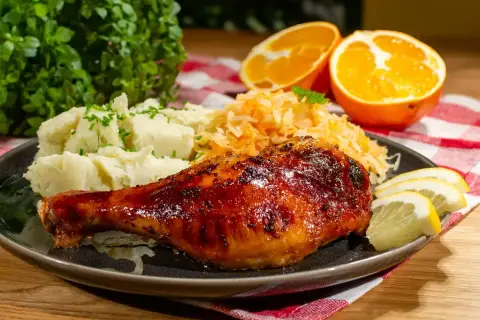 Apetyczne ćwiartki z kurczaka, purée ziemniaczane, surówka z kapusty i pomarańcze.