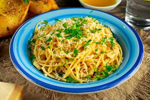 Spaghetti Aglio e Olio: Sekret idealnego przepisu w 15 min!