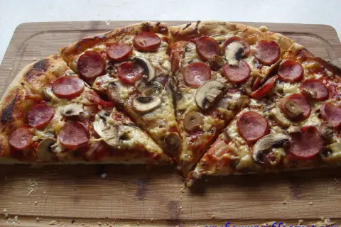 Domowa pizza: jak piec, by smakowała jak z pizzerii?