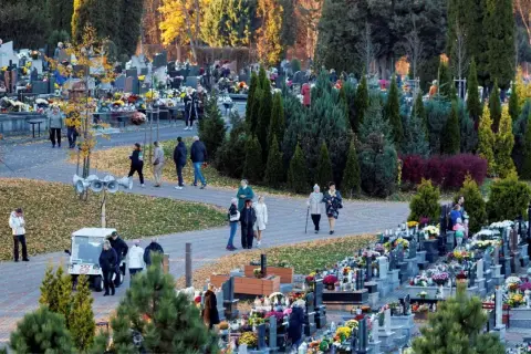 Cmentarz wczesnym popołudniem, ludzie odwiedzają groby. Prognoza pogody na Wszystkich Świętych zapowiadała chłód, ale bez opadów.
