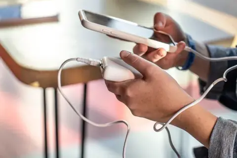 Czy powerbank można zabrać do samolotu Wizz Air? Poznaj zasady i ograniczenia