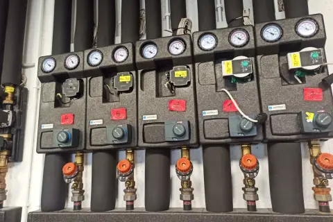 System do czyszczenia instalacji wodnej w domu: rozdzielacz z manometrami, zaworami i pompami.