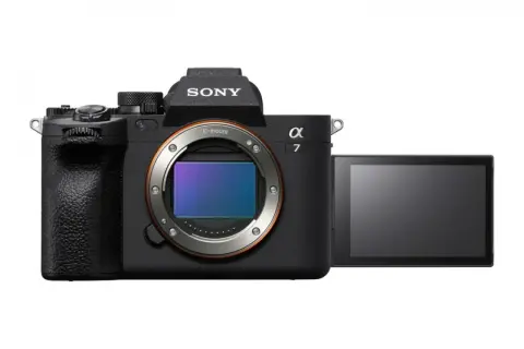 Czarny aparat bezlusterkowy Sony Alpha 7 z wysuniętym ekranem. Idealny do tworzenia rankingu aparatów bezlusterkowych.