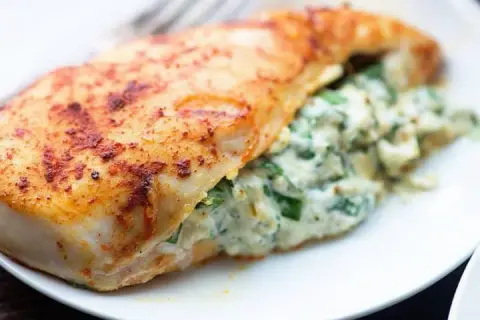 Pieczony filet rybny z nadzieniem szpinakowo-serowym. Zdrowe i smaczne danie, idealne na obiad dla cukrzyka.