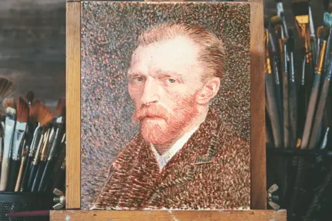 Portret Vincenta van Gogha, słynnego malarza bez ucha, na sztalugach, otoczony pędzlami.