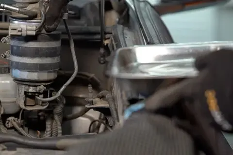 Gdzie jest filtr paliwa w toyota rav4 2.0 benzyna? Ważne informacje o lokalizacji