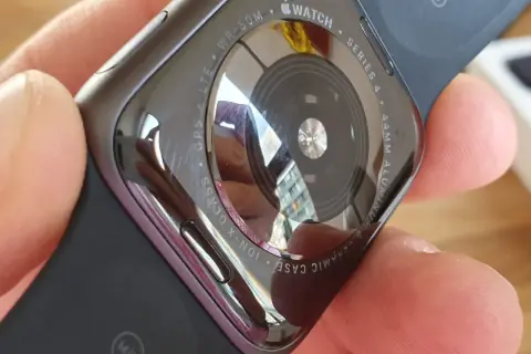 Tył Apple Watch Series 4 z technologią eSIM, widoczny w dłoni.