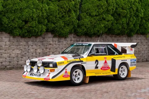 Ikoniczny Audi quattro S1 z numerem 2 na boku, w barwach HB International, gotowy do rajdu.