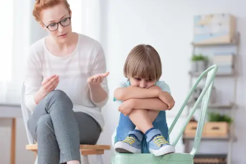 Terapia dziecka z autyzmem, gdzie dorosły próbuje zrozumieć jego emocje, by zapobiec agresji.