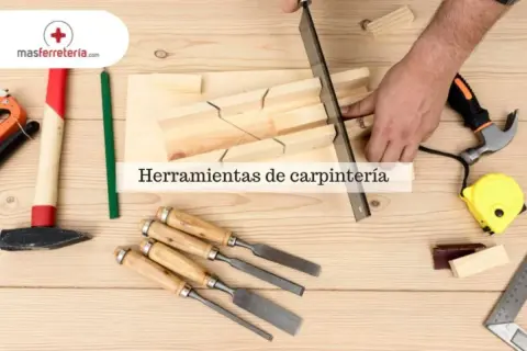 Un carpintero usa herramientas para trabajar la madera: serrucho, martillo, cinceles, escuadra y cinta métrica.