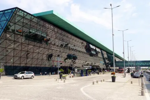 Nowoczesny terminal lotniska w Krakowie. Odpowiedź na pytanie, ile jest lotnisk w Krakowie, brzmi: jedno.