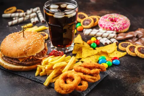 Burger, frytki, krążki cebulowe, cola, słodycze i ciastka – wszystko to może zawierać szkodliwe tłuszcze trans.
