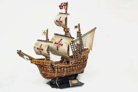 Model statku Santa Maria, na którym Krzysztof Kolumb odbył swoją pierwszą podróż. Ciekawostki o jego wyprawach.